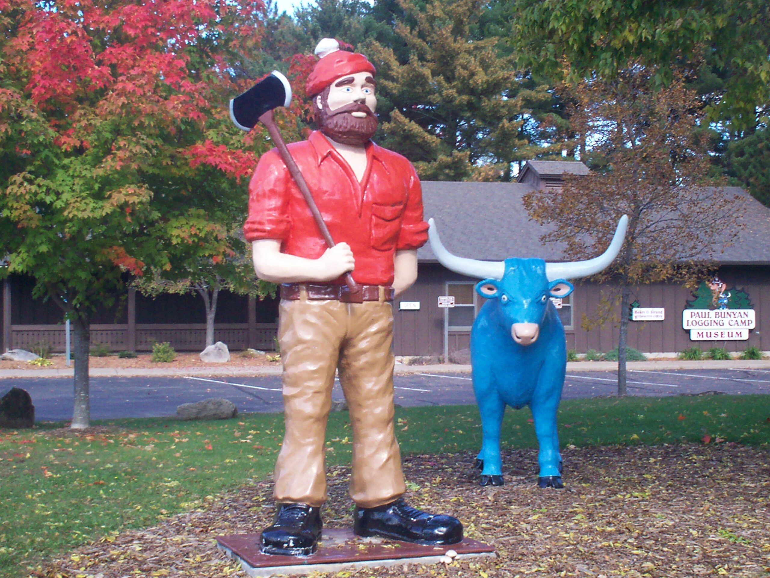 Statue of Paul Bunyan and his blue ox